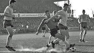 Hannovers Christian Breuer (2.v.l.) im Zweikampf gegen Braunschweigs Lothar Ulsaß am 29.04.1967 © Fritz Rust Foto: Fritz Rust