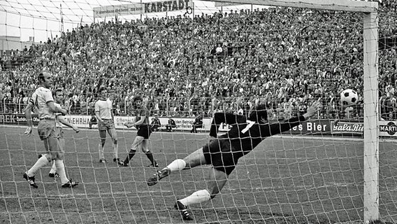 Braunschweigs Torwart Horst Wolter streckt sich, muss am 8. Mai 1971 aber eine 0:4-Heimpleite gegen Hannover 96 hinnehmen. © Fritz Rust Foto: Fritz Rust