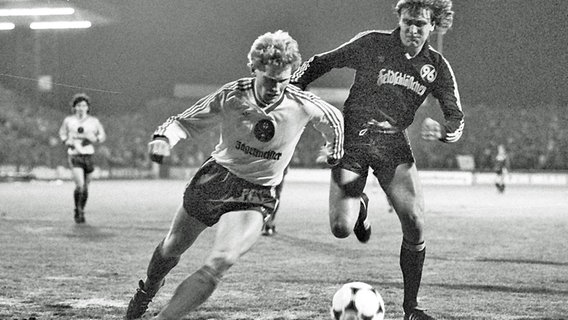 Braunschweigs Heinz-Günter Scheil (l.) gegen Hannovers Peter Hobday im Niedersachsenderby am 4. April 1987 (0:0) © Fritz Rust Foto: Fritz Rust