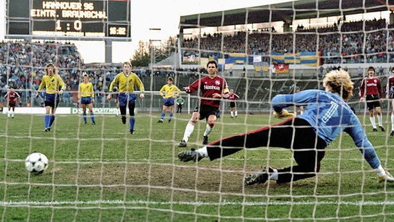 Hannovers Kapitän Frank Pagelsdorf verwandelt am 25. November 1989 einen Elfmeter gegen Braunschweigs Keeper Uwe Hain zum 2:0 (Endstand 3:0). © Fritz Rust Foto: Fritz Rust