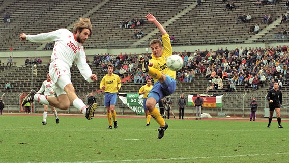 Hannovers Milos Djelmas (l.) setzt sich beim 1:0-Sieg Braunschweigs am 28. Februar 1993 gegen Eintracht-Profi Ulf Metschies durch. © Fritz Rust Foto: Fritz Rust