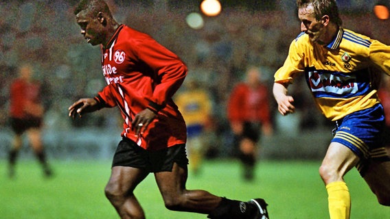 Hannovers Gerald Asamoah (l.) beim Regionalliga-Duell mit Braunschweig am 7. Mai 1998 © imago/Rust Foto: Fritz Rust