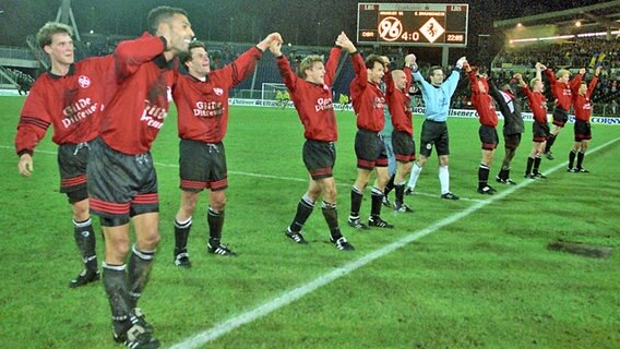 Hannover 96 mit Dieter Hecking (3.v.l.) feiert den 4:0-Derbysieg in der Regionalliga gegen Braunschweig am 12. Februar 1997. © imago/Rust Foto: Fritz Rust