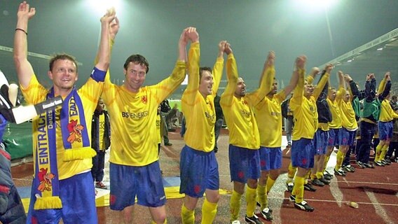 Braunschweigs Spieler feiern nach dem Pokalsieg gegen Hannover am 29. Oktober 2003. © picture-alliance / dpa/dpaweb Foto: Holger Hollemann