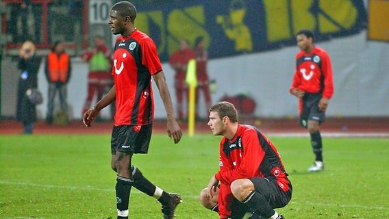 Enttäuschte Hannover-Profis Mo Idrissou (l.) und Vinicius nach der Pokalpleite gegen Braunschweig am 29. Oktober 2003 © imago/Garcia 