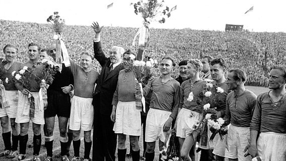 Hannovers Meisterteam am 23.05.1954 im Hamburger Volksparkstadion © picture-alliance / dpa 