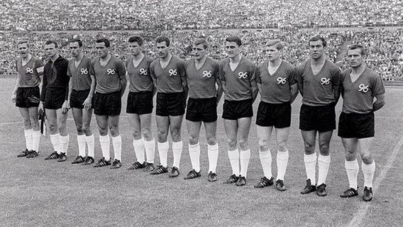 Die Mannschaft des Bundesliga-Aufsteigers Hannover 96 im Jahr 1964 © picture-alliance / dpa 