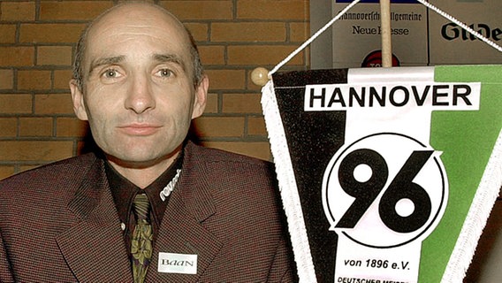 Horst Ehrmantraut wird am 22.02.2000 als neuer 96-Trainer vorgestellt © picture-alliance / dpa 