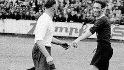 Hannovers Edmund Malecki (r.) am 29.05.1938 im Halbfinale der deutschen Meisterschaft gegen den HSV © picture-alliance / dpa 