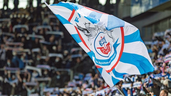 Eine große Hansa-Fahne wird im Ostseestadion geschwenkt. © IMAGO /Fotostand 