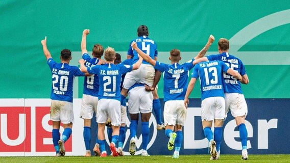 Jubel bei den Rostocker Fußballern. © IMAGO / Fotostand 