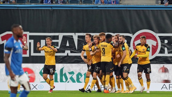 Die Spieler von Dynamo Dresden bejubeln ein Tor im Rostocker Ostseestadion. © dpa-Bildfunk 