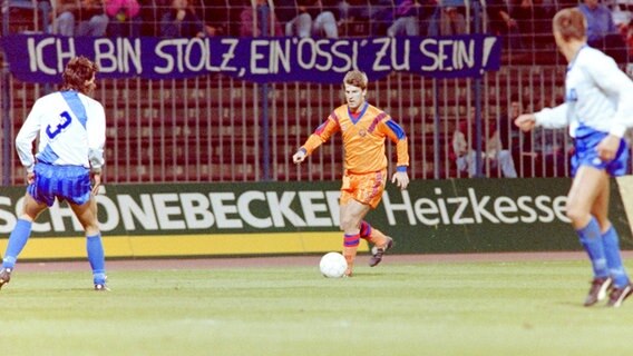 1991: Barcelonas Michael Laudrup (M.) im Spiel gegen Hansa Rostock © Witters Foto: Wilfried Witters