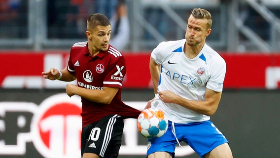 Thomas Meißner von Hansa Rostock (r.) im Zweikampf mit dem Nürnberger Nikola Dovedan © imago images/HMB-Media Foto: Heiko Becker