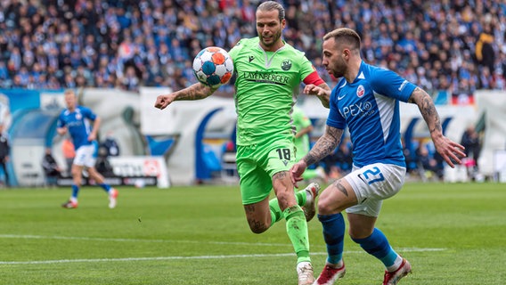 Spielszene Hansa Rostock gegen Sandhausen mit Diekmeier und Rizzuto © Imago Images 