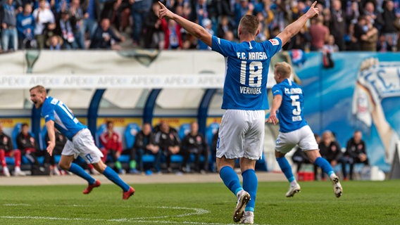Jubel bei den Spielern von Hansa Rostock © IMAGO / Fotostand 