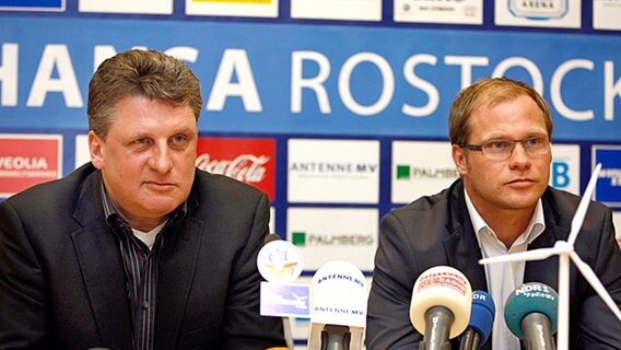 Hansa-Manager Rene Rydlewicz (r.) gibt die Trennung von Andreas Zachhuber bekannt. © dpa 