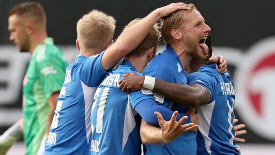 Die Spieler von Hansa Rostock bejubeln den Treffer zum 1:0 durch Hanno Behrens (2.v.r.) © picture alliance/dpa/dpa-Zentralbild | Danny Gohlke 