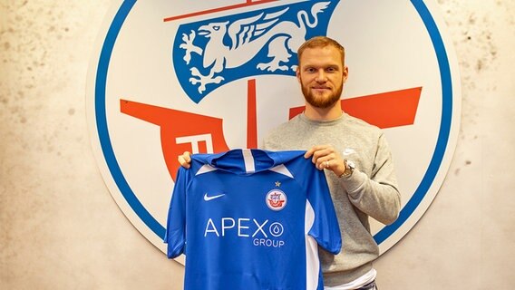 Nils Fröling mit dem Trikot des FC Hansa Rostock © FC Hansa Rostock / Toni Rohmann 
