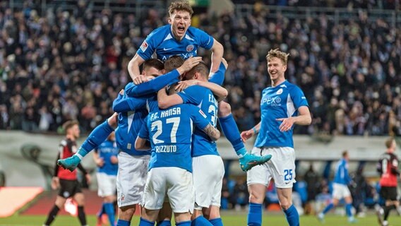 Die Spieler von Hansa Rostock bejubeln ein Tor gegen Holstein Kiel. © IMAGO / Fotostand 