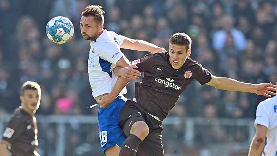 John Verhoek (l.) vom FC Hansa Rostock im Duell mit Jakov Medic vom FC St. Pauli © Witters Foto: Tim Groothuis