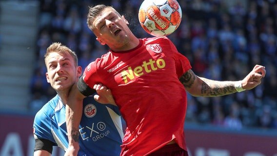 Zweikampf zwischen Erik Wekesser (r.) und Timo Becker (Rostock) © IMAGO/Eibner 