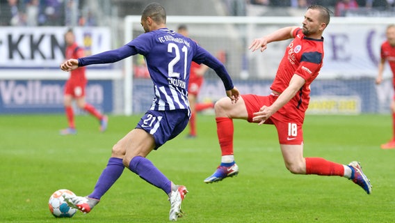 Hansa Rostocks John Verhoek versucht, an den Ball zu kommen © picture alliance/Eibner-Pressefoto Foto: Bert Harzer