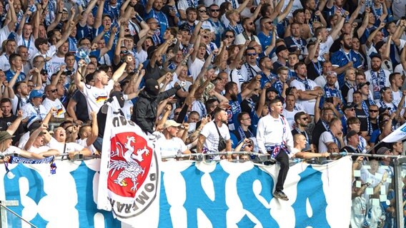 Fans im Stadion von Hansa Rostock © IMAGO / Fotostand 