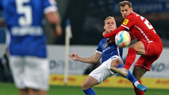 Rostocks Kai Pröger (l.) und Kaiserslauterns Hendrick Zuck im Duell. © picture alliance/dpa Foto: Jens Büttner