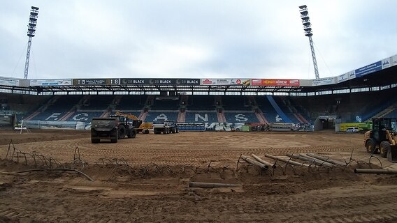 Im Ostseestadion des FC Hansa Rostock wird neue Fußbodenheizung verlegt © NDR Foto: Steffen Baxalary