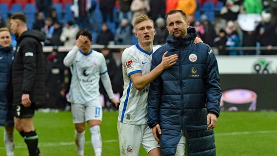 Enttäuschung bei Kevin Schumacher(l.) und John Verhoek von Hansa Rostock © IMAGO/osnapix Foto: Titgemeyer