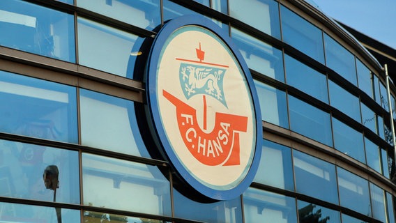 Das Logo von Hansa Rostock am Ostseestadion. © IMAGO / Picture Point 