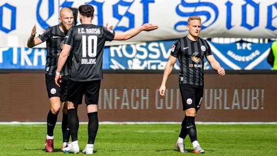 Rick van Drongelen (l.) von Hansa Rostock hat Gesprächsbedarf © IMAGO/Ostseephoto 