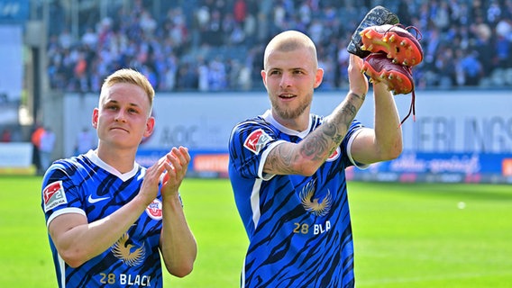 Die Hansa-Profis Kai Pröger (l.) und Rick van Drongelen freuen sich nach dem 2:0-Heimsieg gegen Fürth. © IMAGO / Zink 