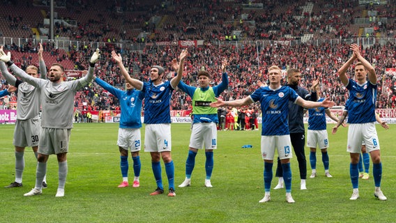 Jubel bei den Fußballern des FC Hansa Rostock nach dem Sieg in Kaiserslautern. © IMAGO / Jan Huebner 