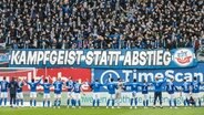 Die Spieler von Hansa Rostock lassen sich von ihren Fans feiern. © IMAGO / Fotostand 