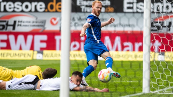 Hansa-Profi Nils Fröling erzielt das 1:0 im Spiel beim SV Sandhausen © Imago / Ostseephoto 
