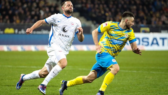 John Verhoek (FC Hansa Rostock,18) gegen Maurice Multhaup (Eintracht Braunschweig,7) © Imago images Foto: Christian Schroedter