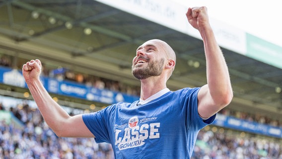 Pascal Breier lässt sich im Ostseestadion feiern. © picture alliance / Fotostand 