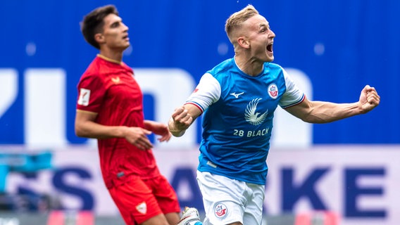 Kai Pröger von Hansa Rostock feiert seinen Treffer im Testspiel gegen den FC Sevilla. © Imago images / Ostseephoto 