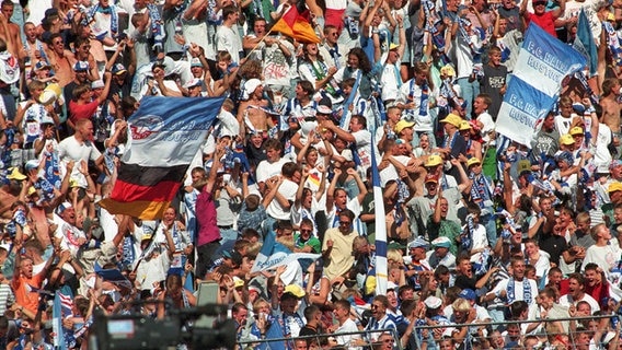 Die Fans von Hansa Rostock jubeln. © picture alliance / zentralbild | Jens Büttner 
