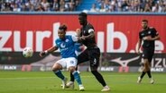 Rostocks Juan Jose Perea (l.) und Maxwell Gyamfi (VfL Osnabrück) im Zweikampf © Imago / Fotostand 