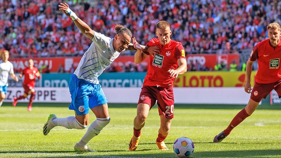 Juan Jose Perea Mendoza (l.) vom FC Hansa Rostock im Duell mit Kaiserslauterns Tobias Raschl © IMAGO / Eibner 