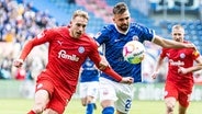 Timo Becker (l.) von Holstein Kiel im Duell mit Lukas Hinterseer von Hansa Rostock © picture alliance / Fotostand | Fotostand / Voelker 