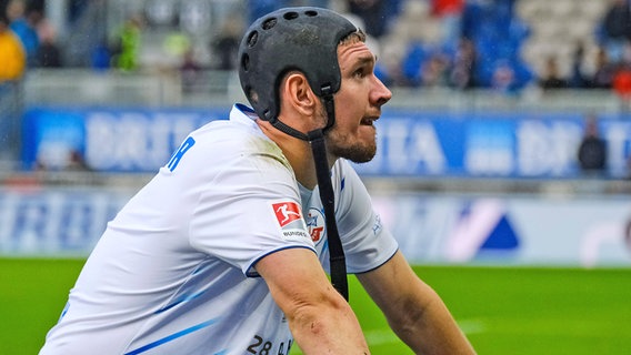 Frust bei Damian Roßbach vom FC Hansa Rostock nach der 0:1-Niederlage beim SV Wehen Wiesbaden © IMAGO / Eibner 