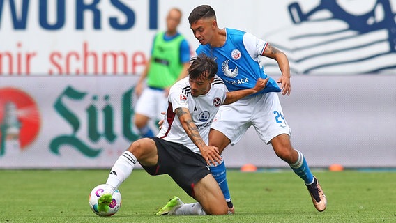 John-Patrick Strauß (r.) vom FC Hansa Rostock im Duell mit Jens Castrop vom 1. FC Nürnberg © IMAGO / Jan Huebner 