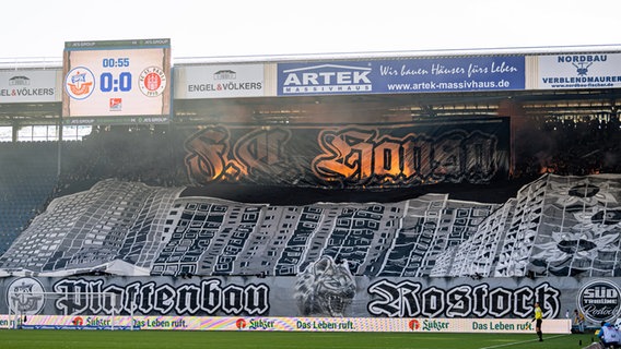 Chorégraphie des supporters du Hansa Rostock avant le match contre le FC St. Pauli © IMAGO / Photo booth 