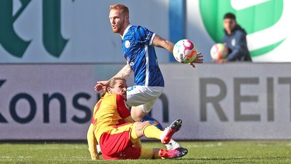 Nils Fröling (h.) vom FC Hansa Rostock im Duell mit Sebastian Jung vom Karlsruher SC © picture alliance / Eibner-Pressefoto | Andy Buenning/ Eibner-Pressefoto 