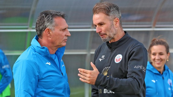 Trainer Alois Schwartz und Sportdirektor Kristian Walter (v.l.) vom FC Hansa Rostock © IMAGO / Jan Huebner 