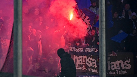 Fans des FC Hansa Rostock zünden Pyrotechnik © IMAGO/Ulrich Hufnagel 
